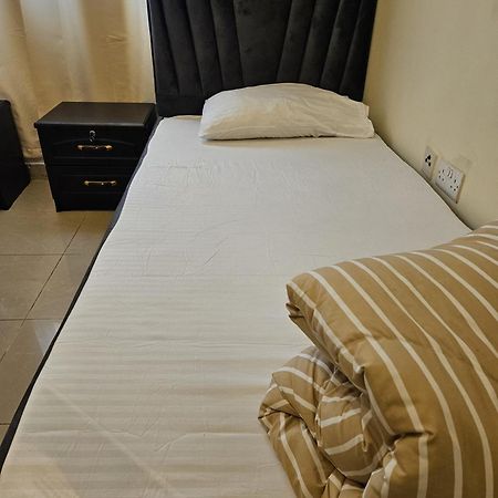 Paradiso Backpackers Nest 아부다비 외부 사진